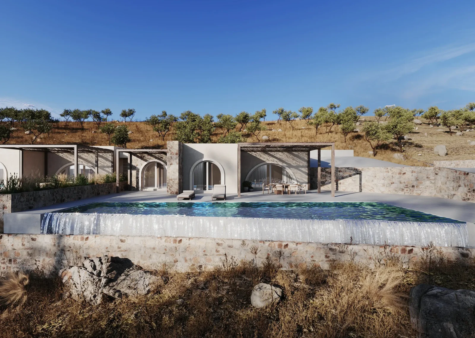 Καθιστικό–τραπεζαρία εξωτερικού χώρου κάτω από ξύλινη pergola, με φόντο τη θάλασσα και αυλή οριοθετημένη από πέτρινο τοιχίο.